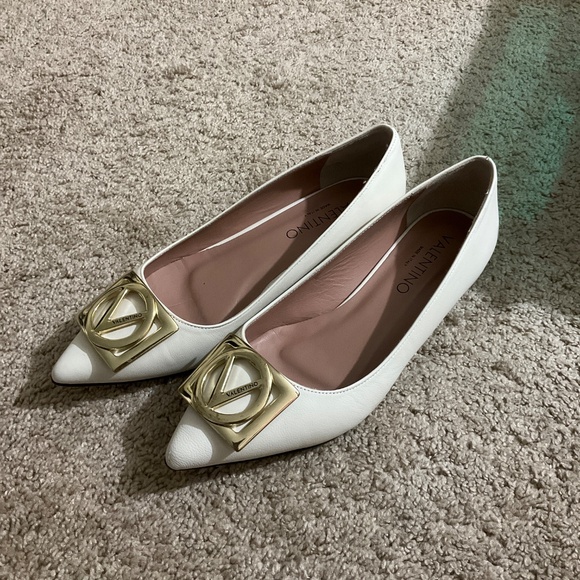 VALENTINO BY MARIO VALENTINO FLORA LOGO BUCKLE POINTED TOE FLAT IN Cream - Picture 2 of 5